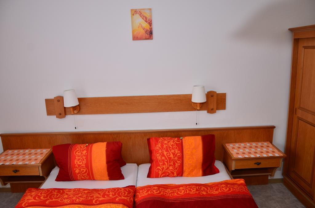 Haus Dachstein Schnitzer Hotell Eben Im Pongau Rum bild
