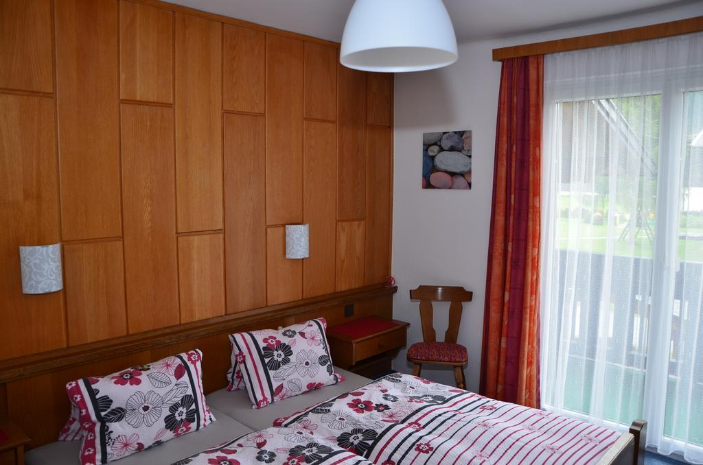 Haus Dachstein Schnitzer Hotell Eben Im Pongau Rum bild