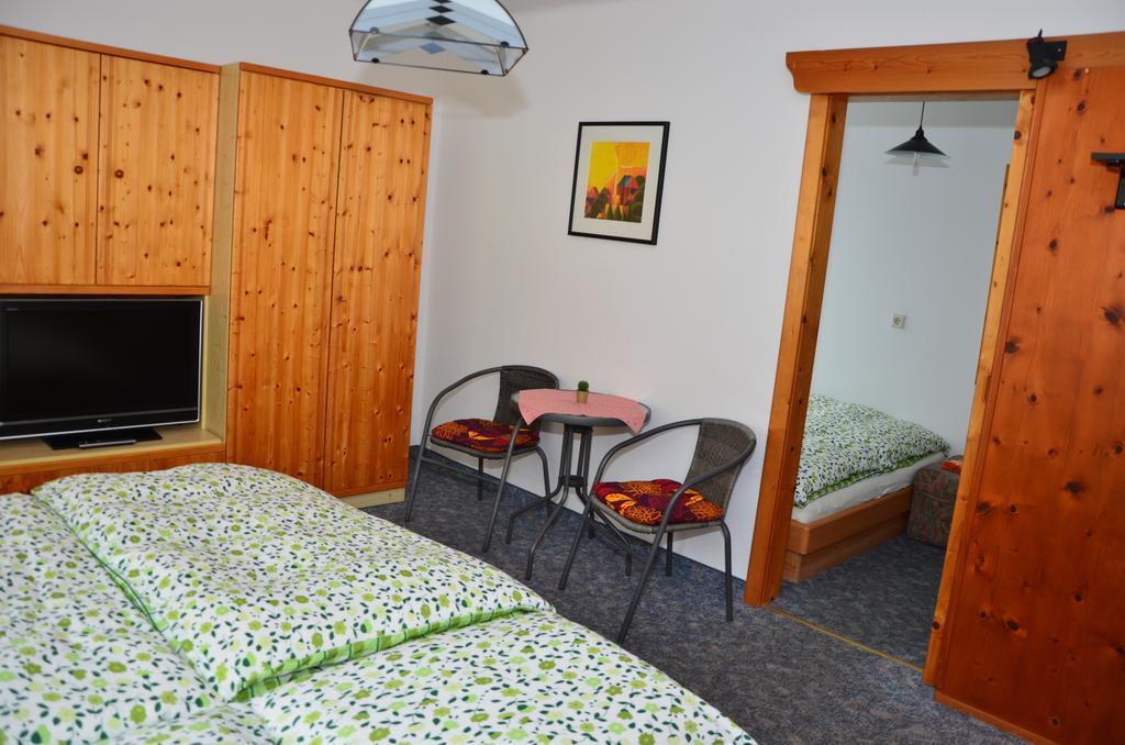 Haus Dachstein Schnitzer Hotell Eben Im Pongau Rum bild