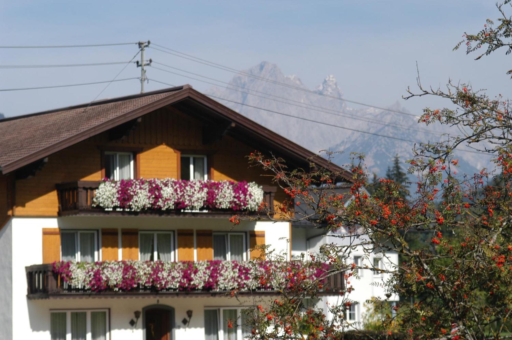 Haus Dachstein Schnitzer Hotell Eben Im Pongau Exteriör bild